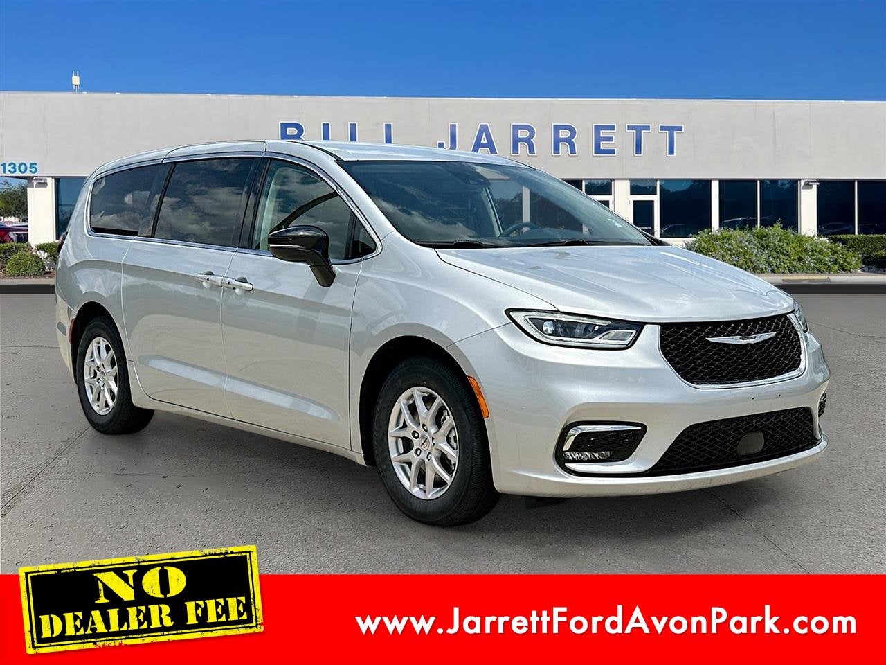 2024 Chrysler Pacifica Touring L's photo
