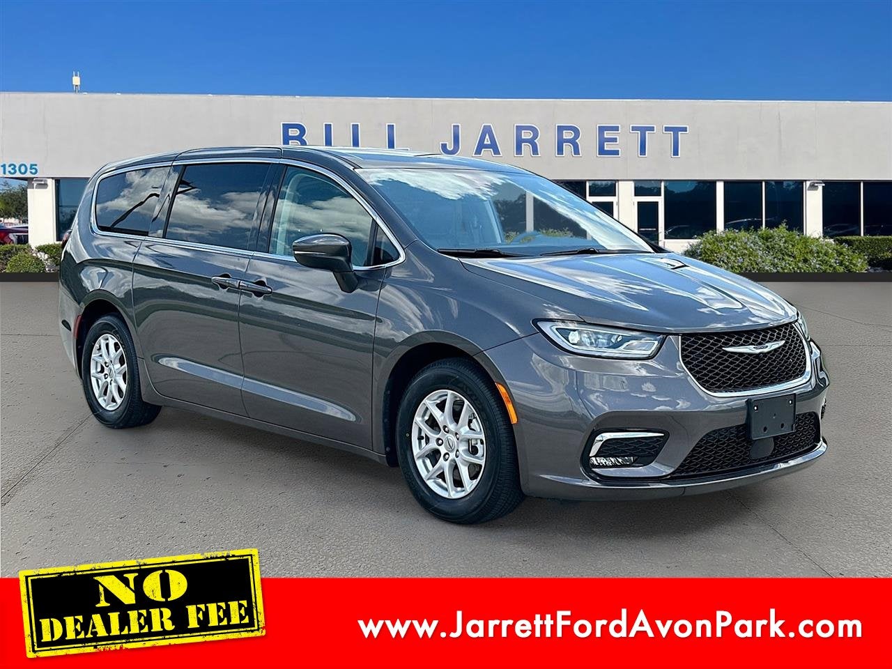 2023 Chrysler Pacifica Touring L's photo