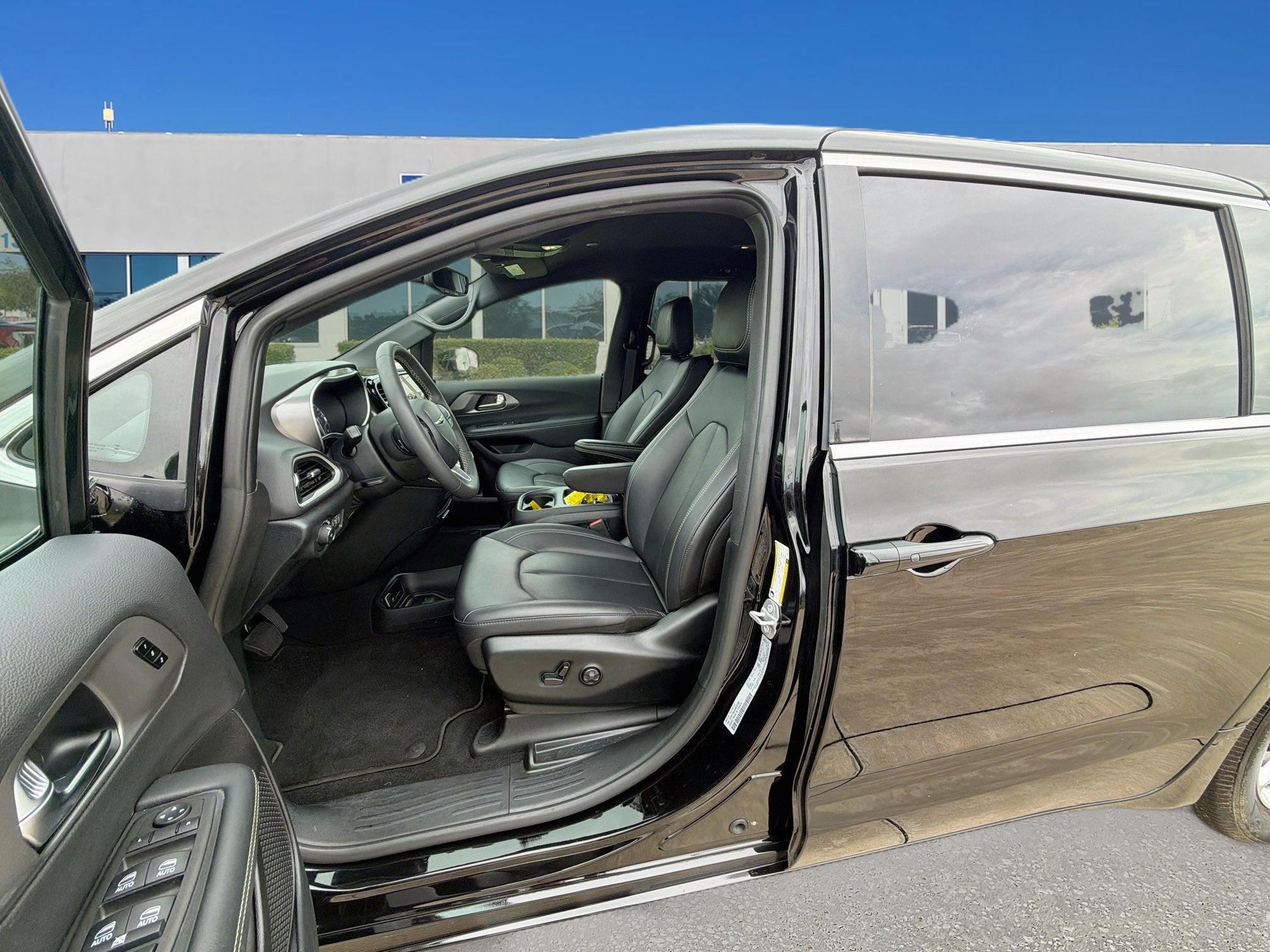 2025 Chrysler Pacifica Select