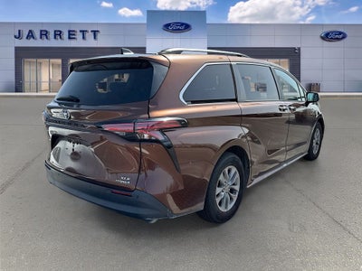 2022 Toyota Sienna XLE 8 Passenger