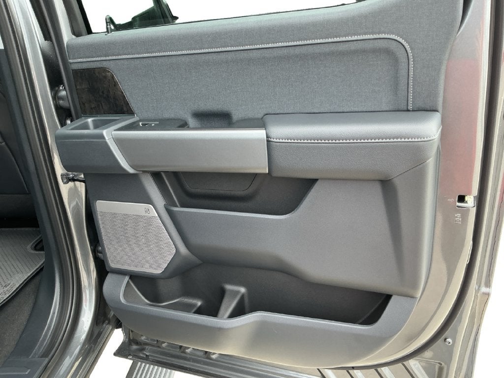 2027 Ford F-350SD Lariat DRW