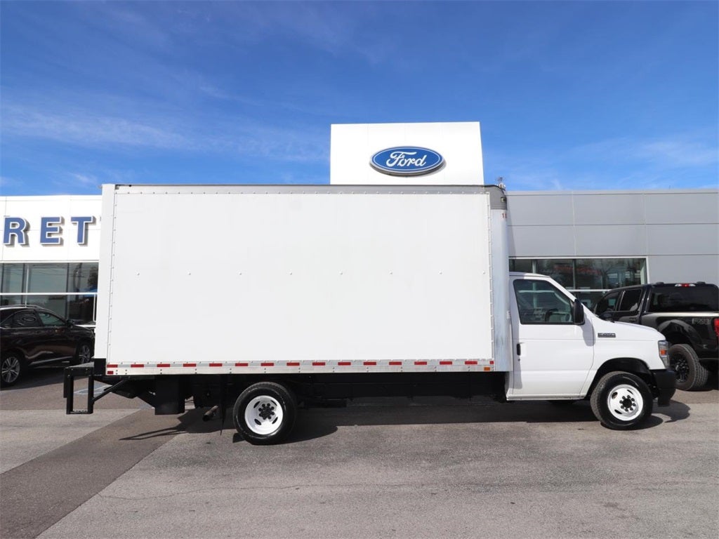 2022 Ford E-450SD Base