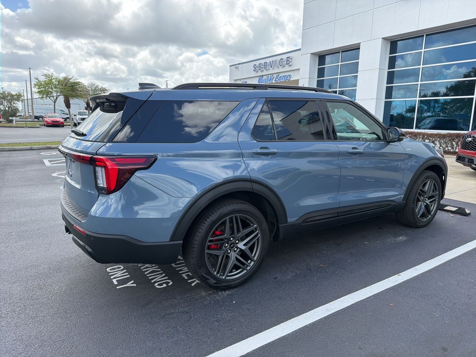 2025 Ford Explorer ST-Line