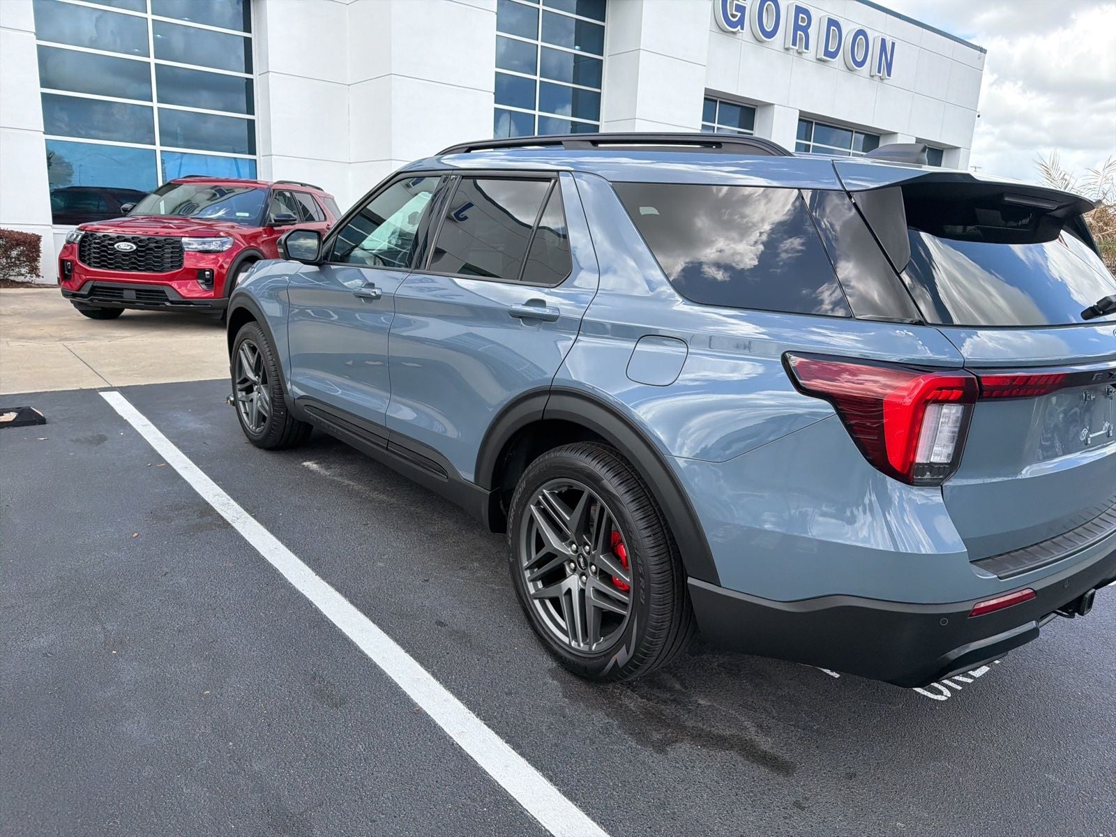 2025 Ford Explorer ST-Line