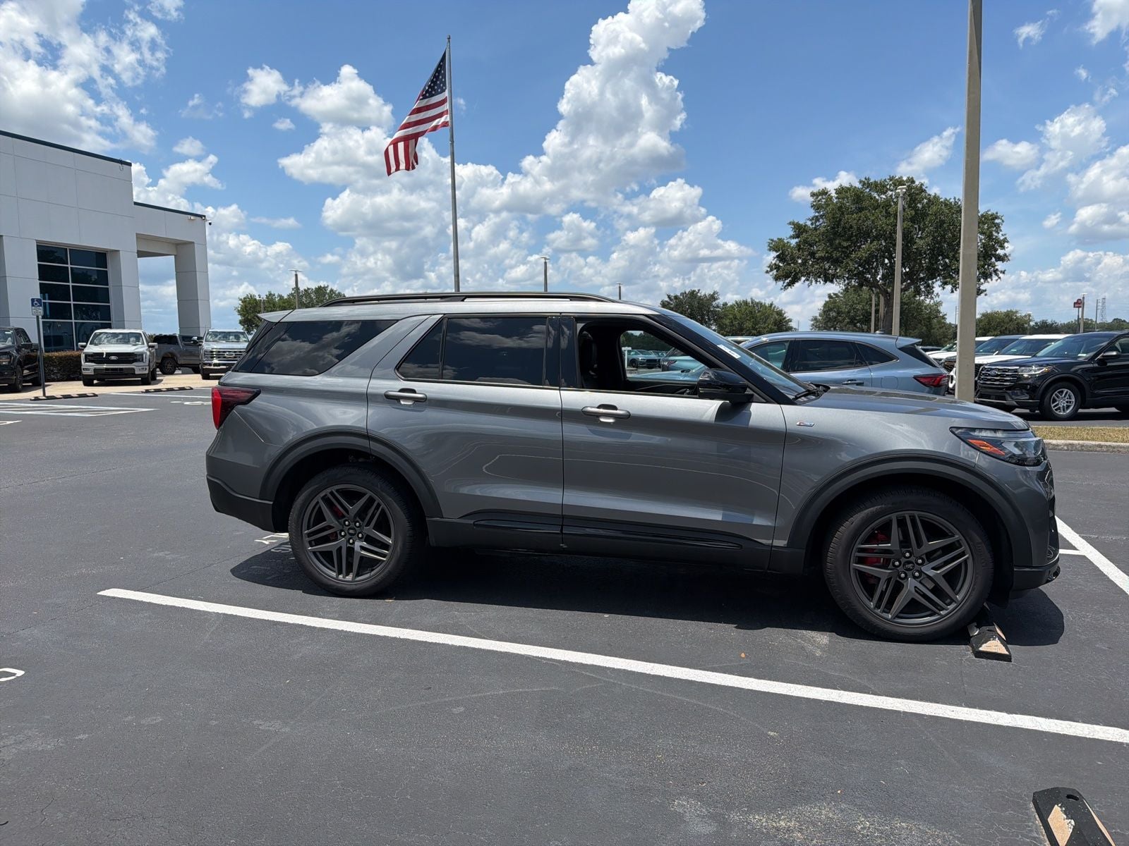 2025 Ford Explorer ST-Line