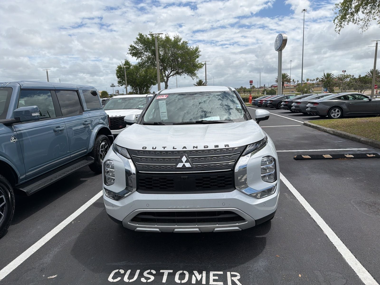 2024 Mitsubishi Outlander SE