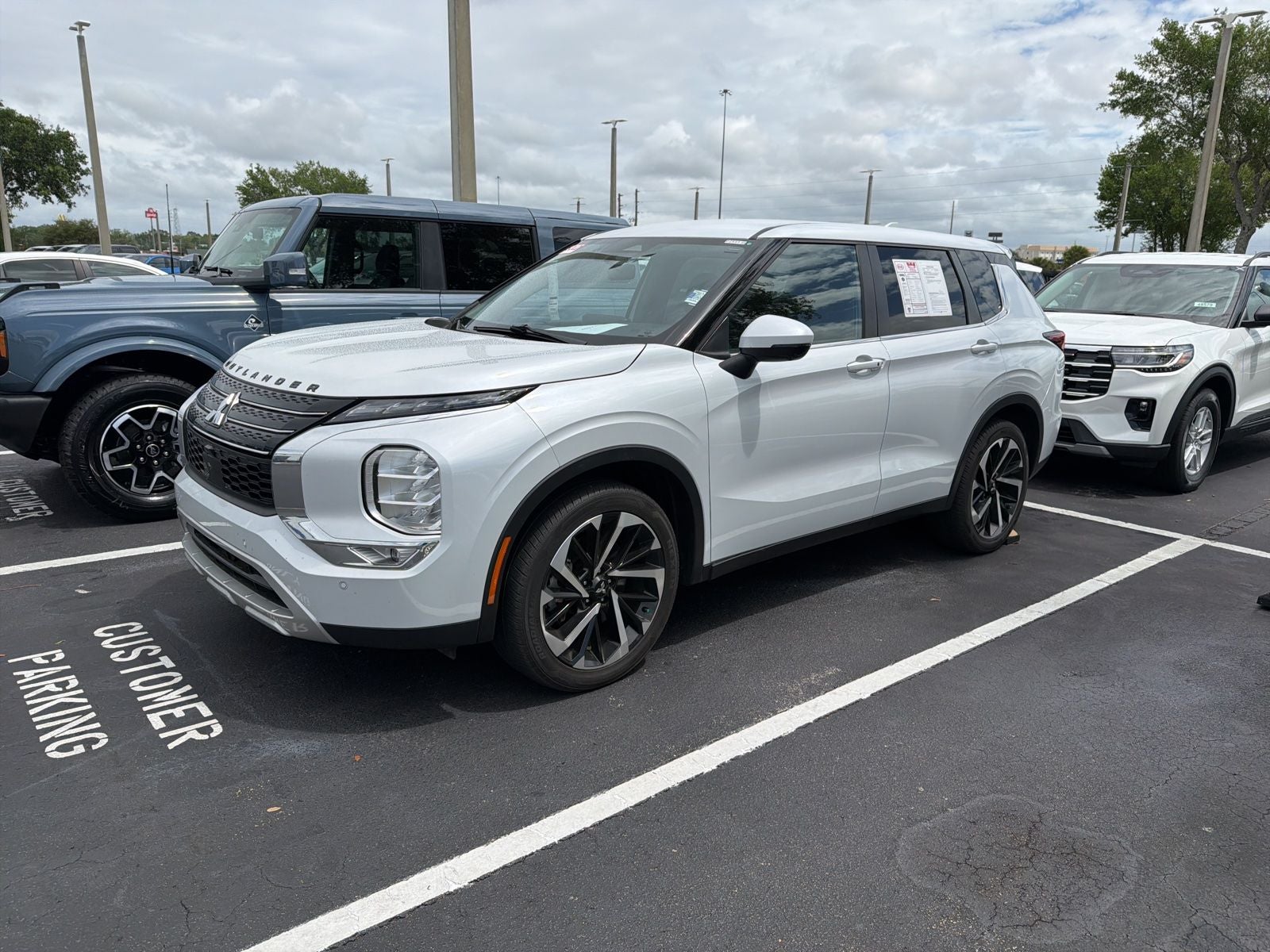 2024 Mitsubishi Outlander SE